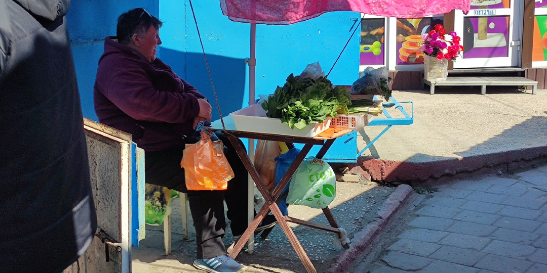 Почему у бабулек на рынках уже во всю зелень, овощи и ягоды, хотя все остальные только рассаду высаживают