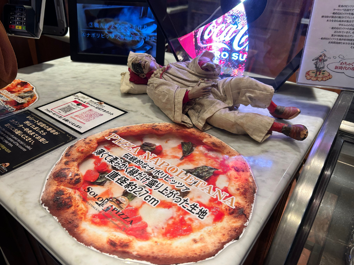 В японской пиццерии «инсталляция» рядом с кассой. Как вам? Упал от того, что сильно устал, отравился пиццей или от шока, что не почувствовал джишин?)