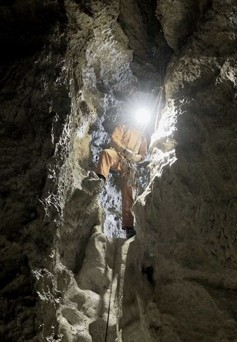 Чтобы добраться в пещеру, собирателям меда нужно управляться с альпинистской страховской.