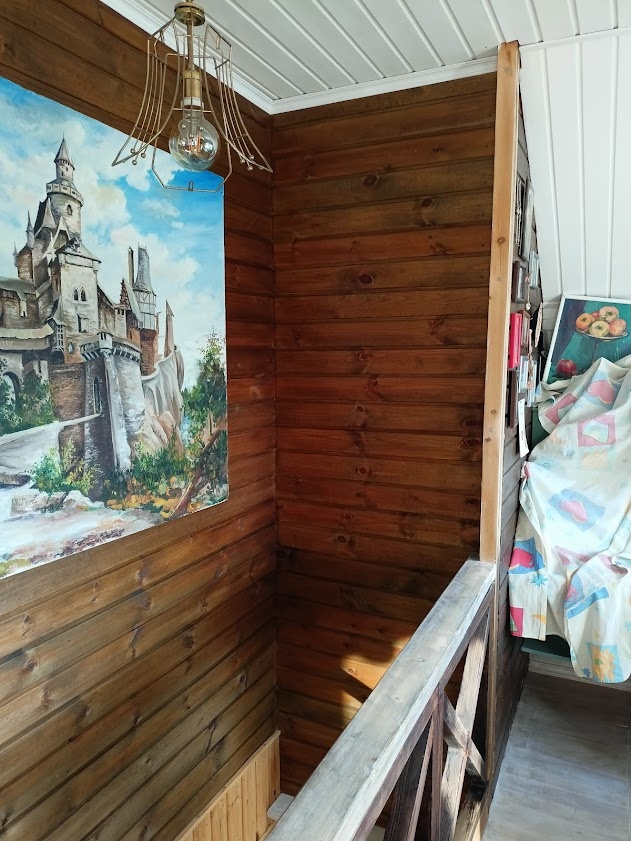 тут уже и плинтуса к потолку прибили