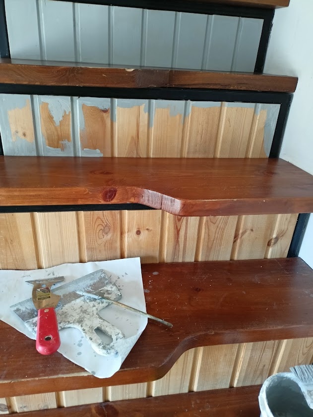 поступенки пришлось красить тонкой кистью, чтобы никуда не залезть