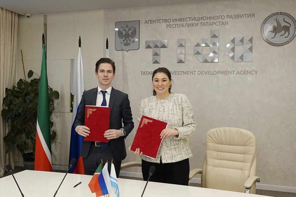    Генеральный директор Корпорации развития Республики Алтай Антон Шулепов и руководитель Агентства инвестиционного развития Татарстана Талия Минуллина. Подписание соглашения о сотрудничестве. Источник: altai-republic.ru