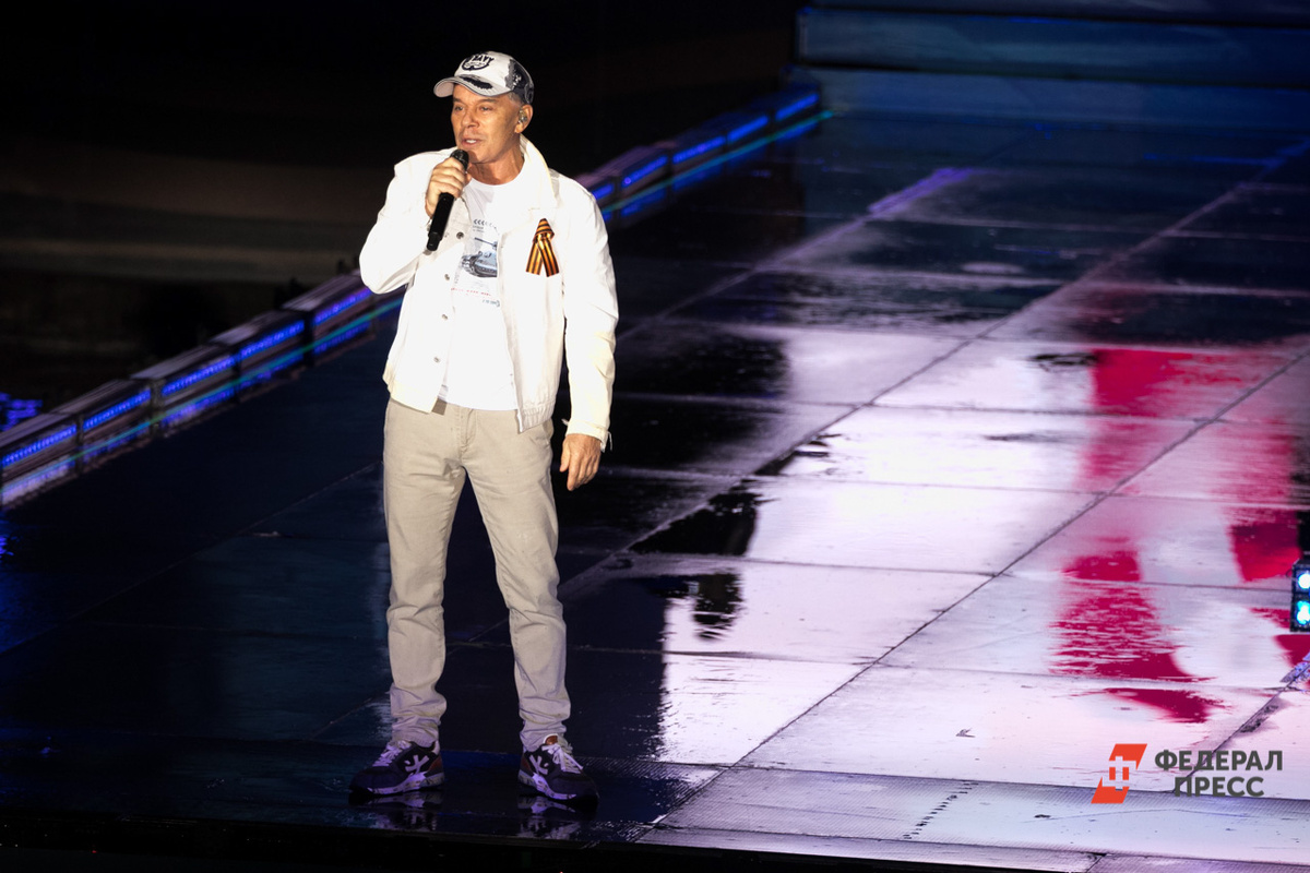 Певец поблагодарил сотрудников МЧС за оперативную работу.  Фото: Фото: ФедералПресс / Евгений Поторочин