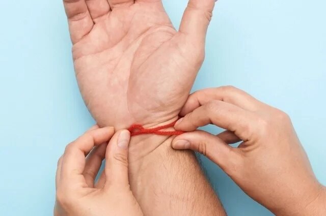    Что значит красная нитка на запястье?