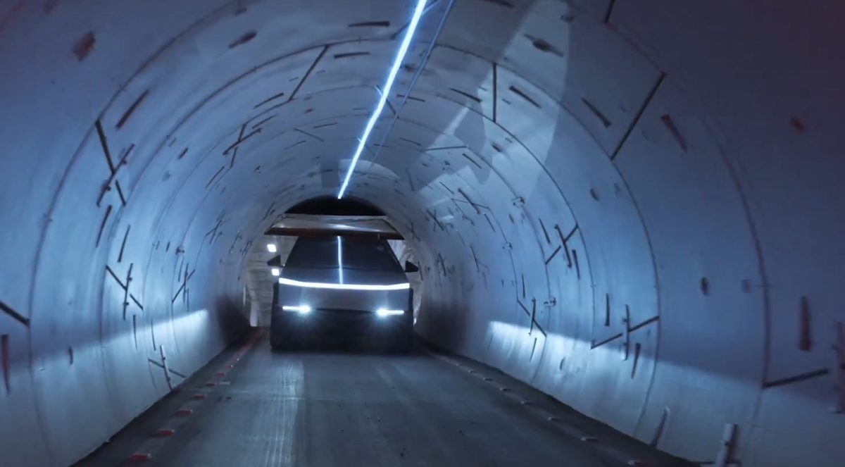 Кадр из видео Tesla  📷
