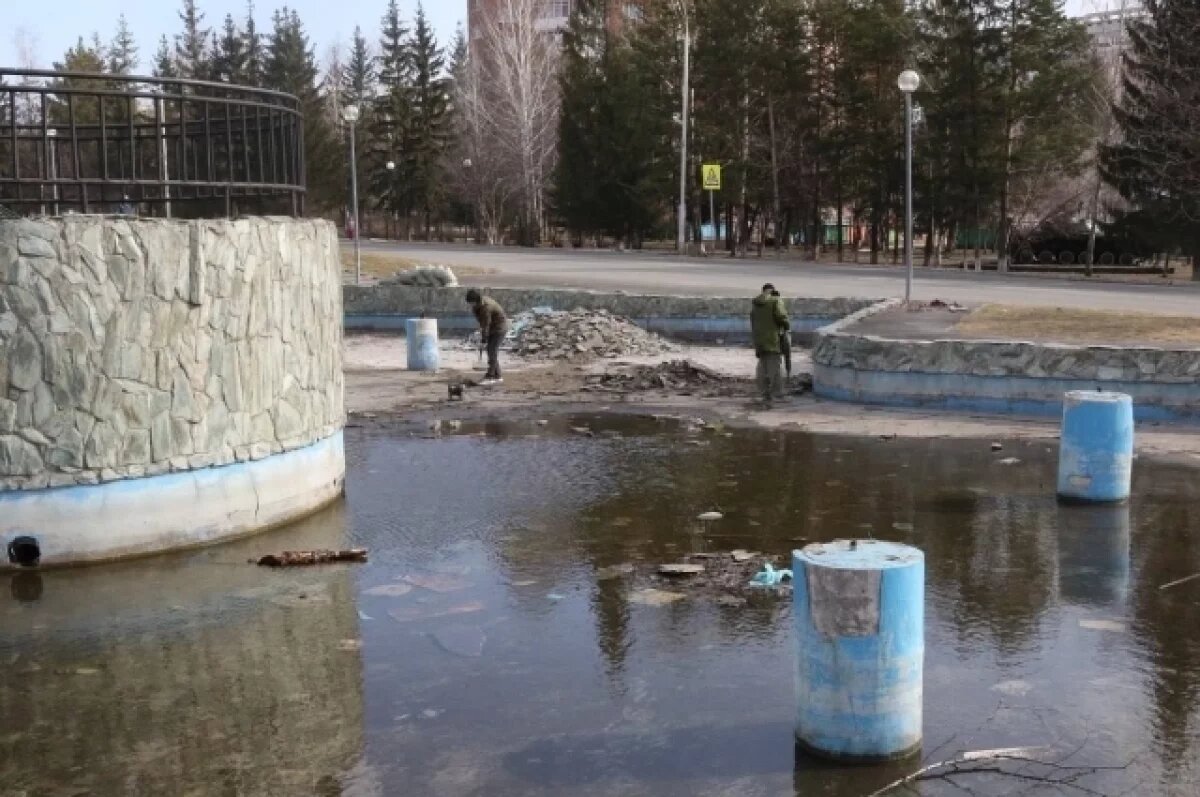    В кемеровской Кедровке начали ремонт главного фонтана в парке Победы