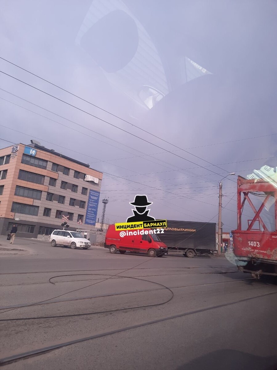    Контактные провода оборваны Барнауле. Источник: "Инцидент Барнаул"