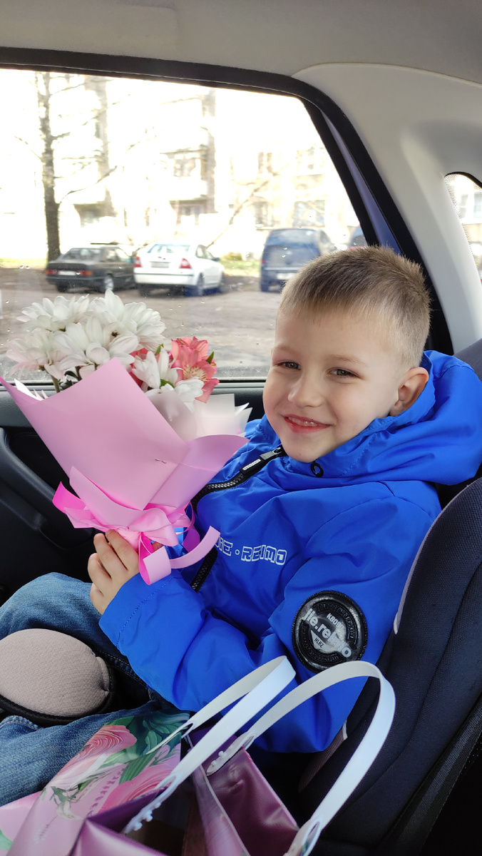 Вот этот жених едет поздравлять свою подругу 