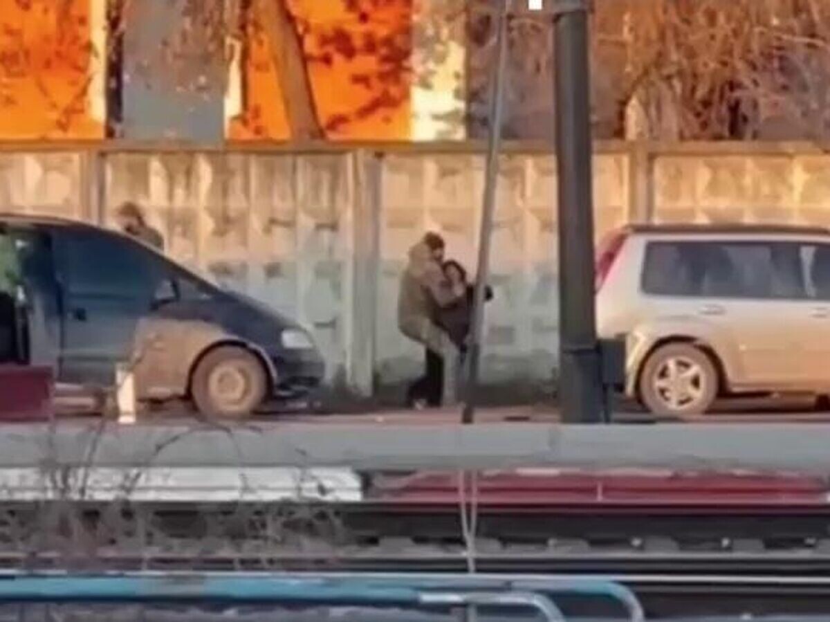    Сотрудники военкомата пытались задушить мужчину во время "силовой мобилизации" в городе Хмельницкий на западе Украины© Кадр видео из соцсетей