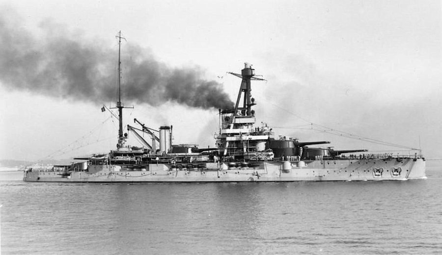 Линейный корабль «Бретань» в 1916 году не предполагал, что погибнет от британских снарядов