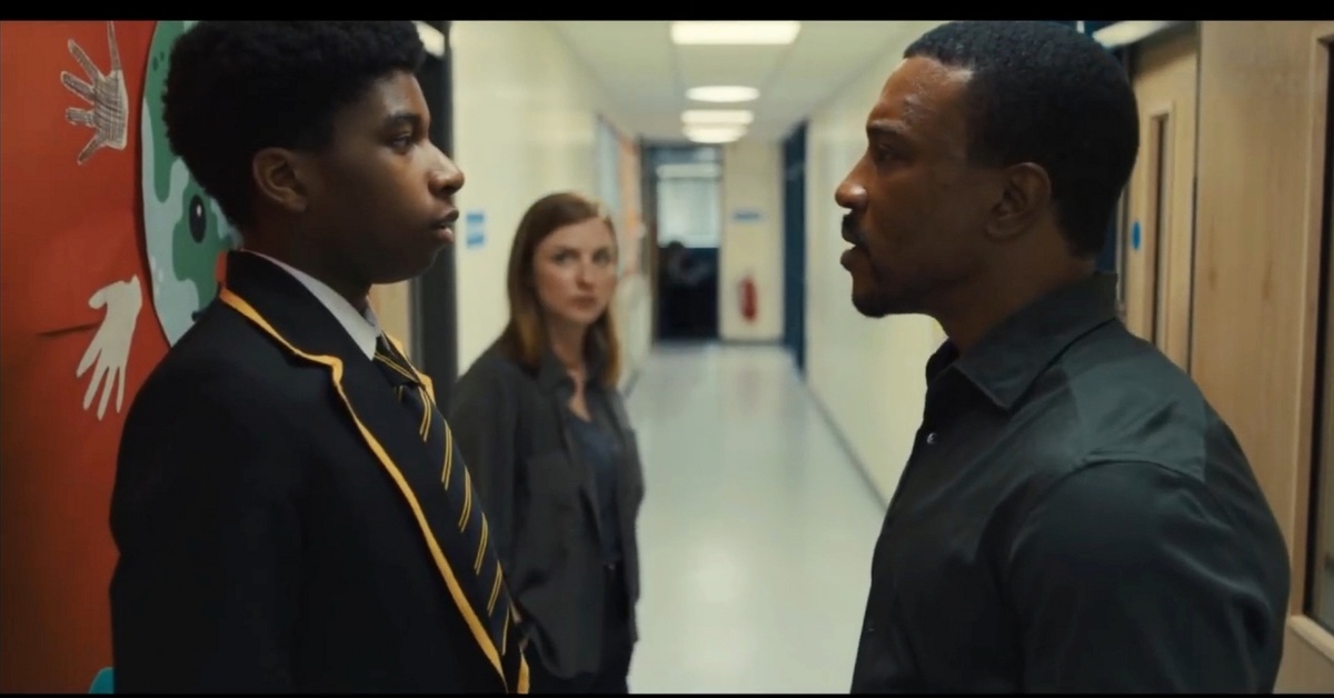 Сына полицейского травят в школе. Он испуган, подавлен и растерян. 