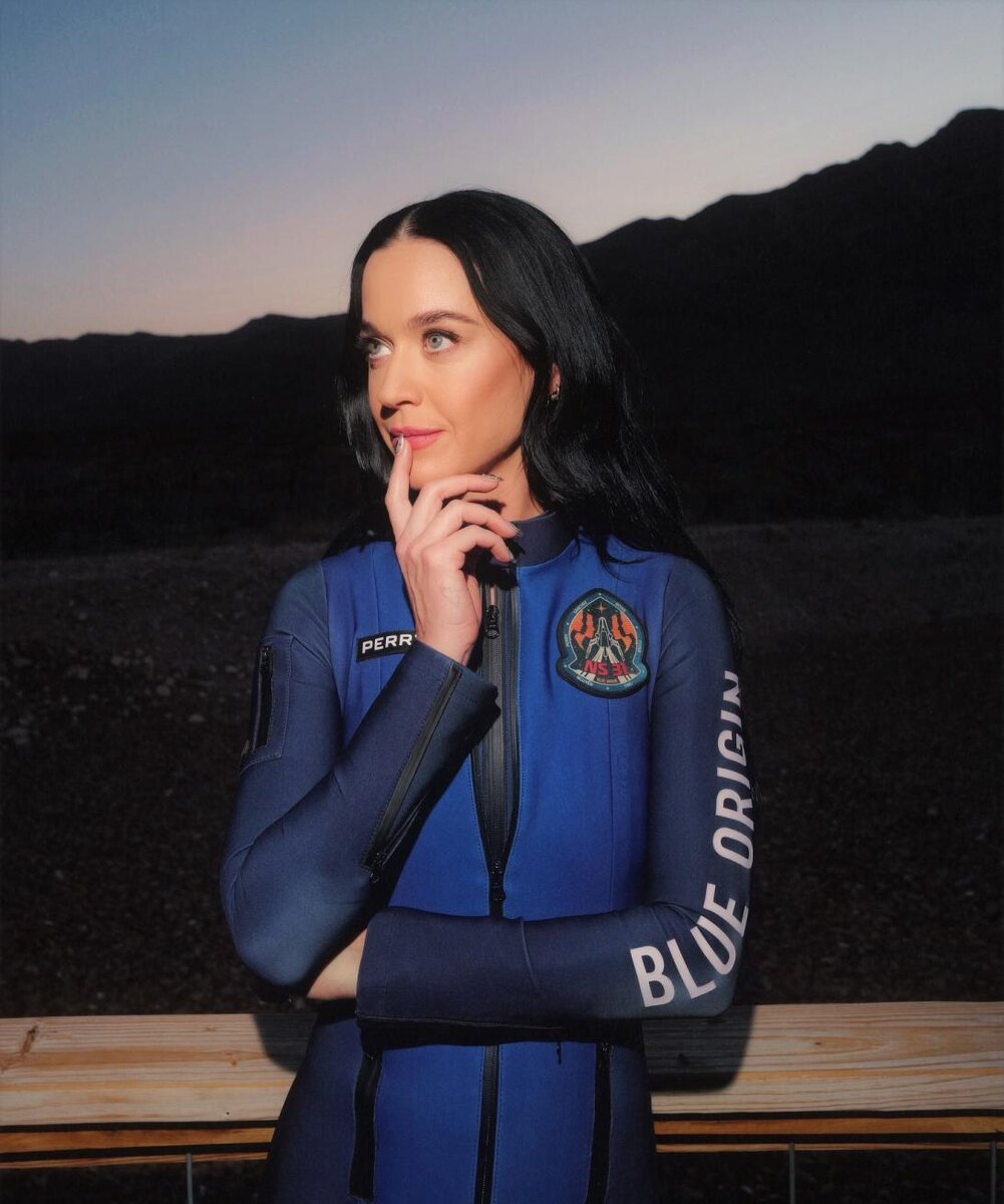 Кэти Перри позирует в новом скафандре