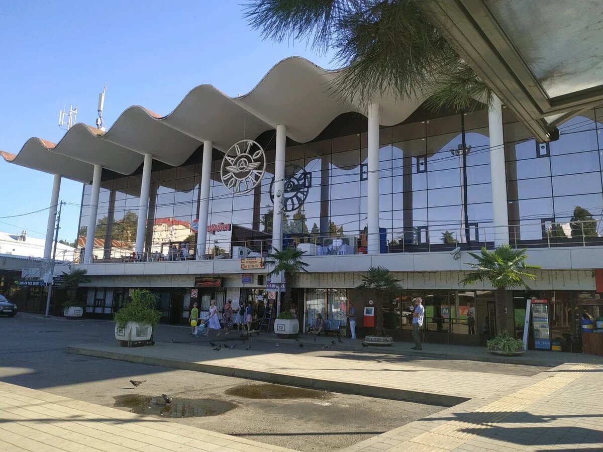 Автовокзал. Фото с сайта https://yandex.com/maps/org/sochi_bus_station/1029775673/gallery/. Взято с Яндекс.Картинки