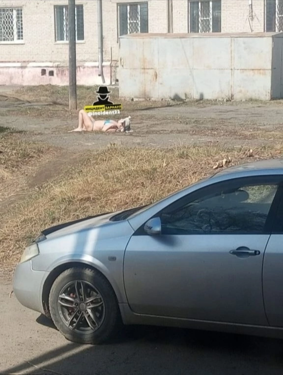    Женщина загорает в Барнауле. Источник: "Инцидент Барнаул"