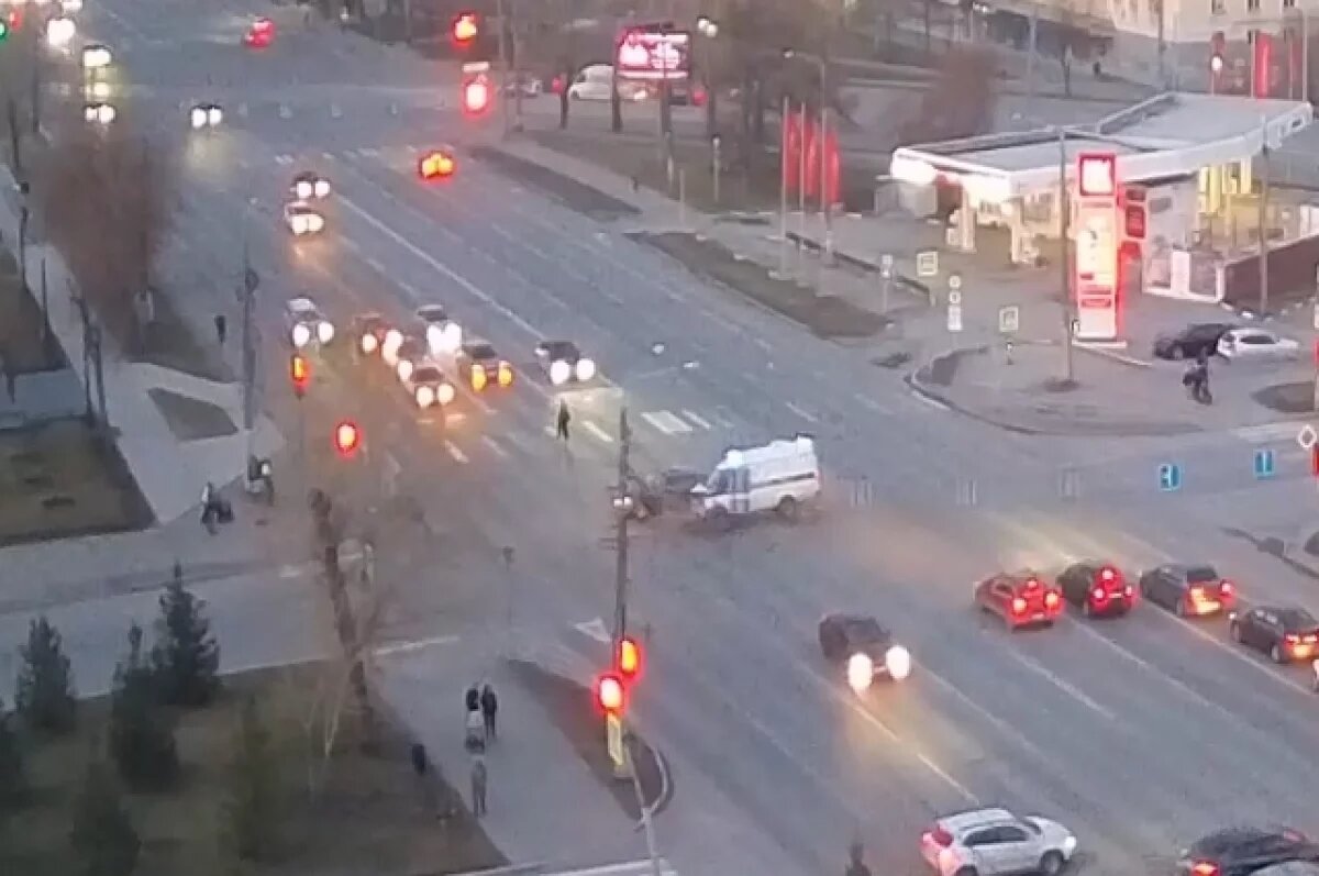    Водитель скорой пострадал в столкновении с иномаркой в Челябинске