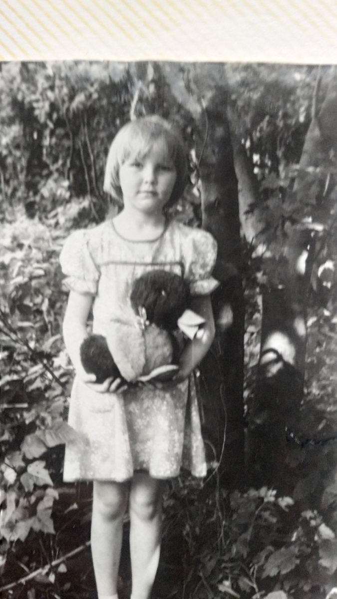 Мне на этом фото шесть лет. Я с любимой мягкой игрушкой -утенком