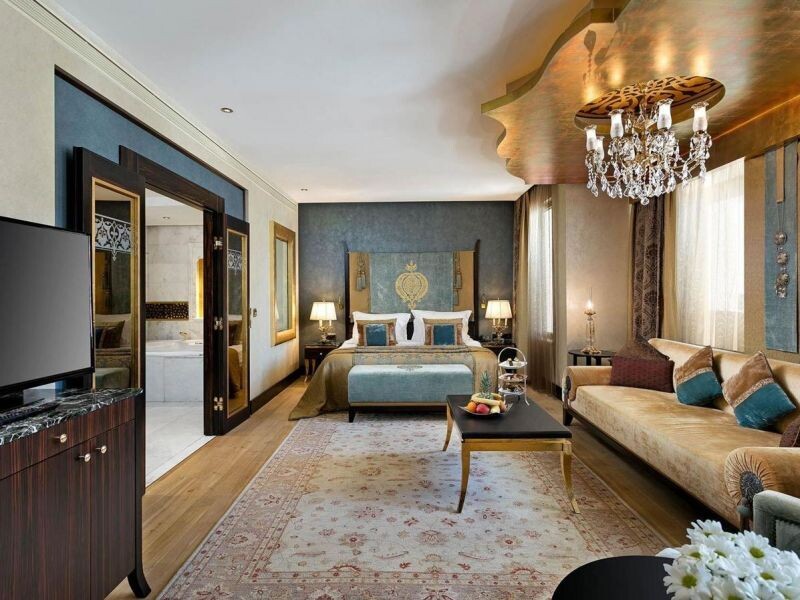 Deluxe с джакузи и душевыми в стиле турецких бань.