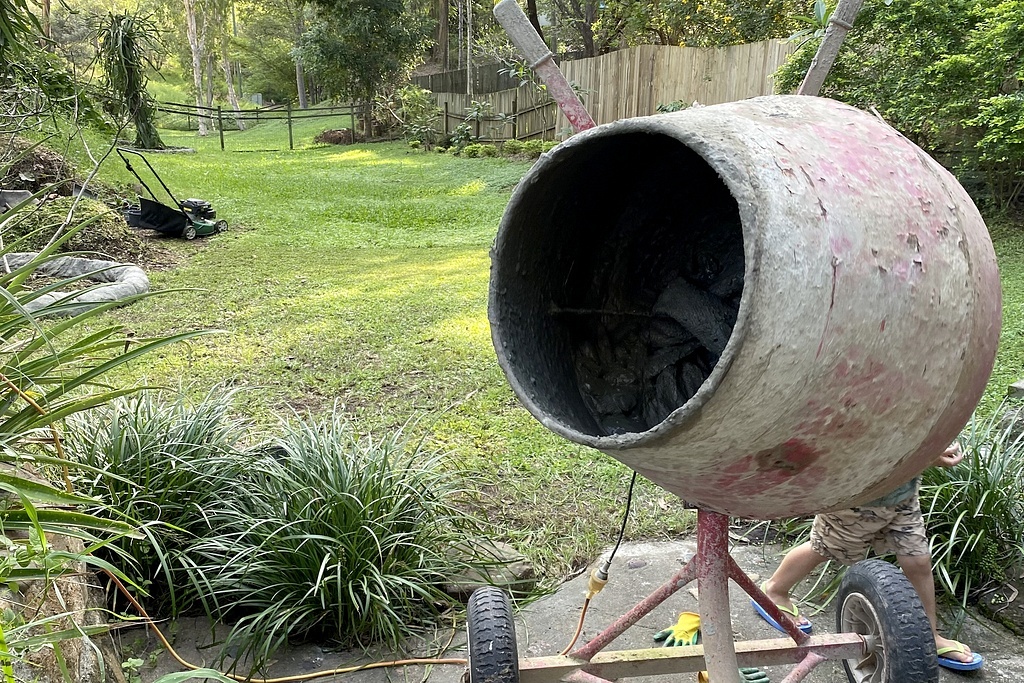 06.04.2025. Садовые работы в позапрошлое воскресенье, дед с внуком месили бетон, а я стригла нижнюю лужайку; фото (как и следующие) - из домашнего архива