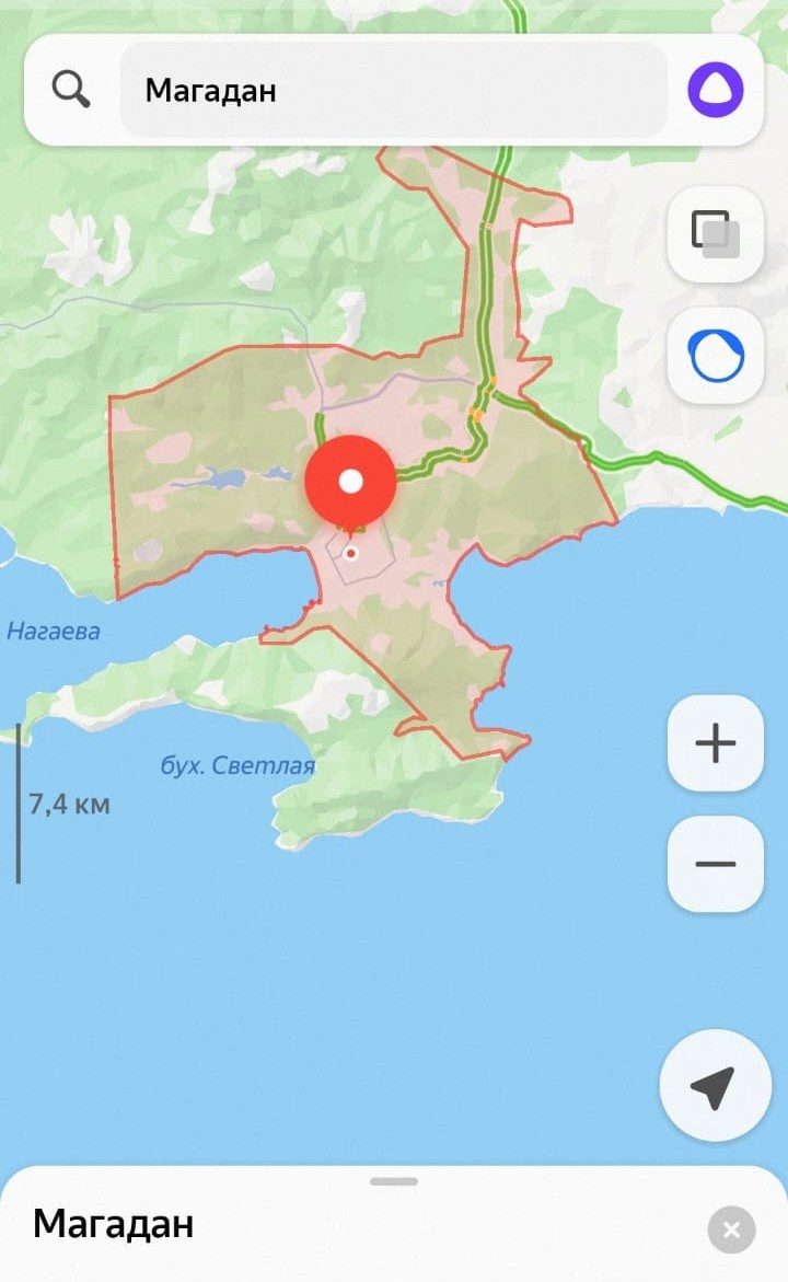 Город расположен на перешейке полуострова и имеет выходы к двум берегам - в Бухте Нагаева и в Бухте Гертнера (справа).