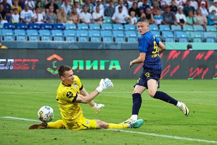    Слева направо: Максим Бориско («Балтика») и Руслан Барт («Сочи») / фото: pfcsochi.ru