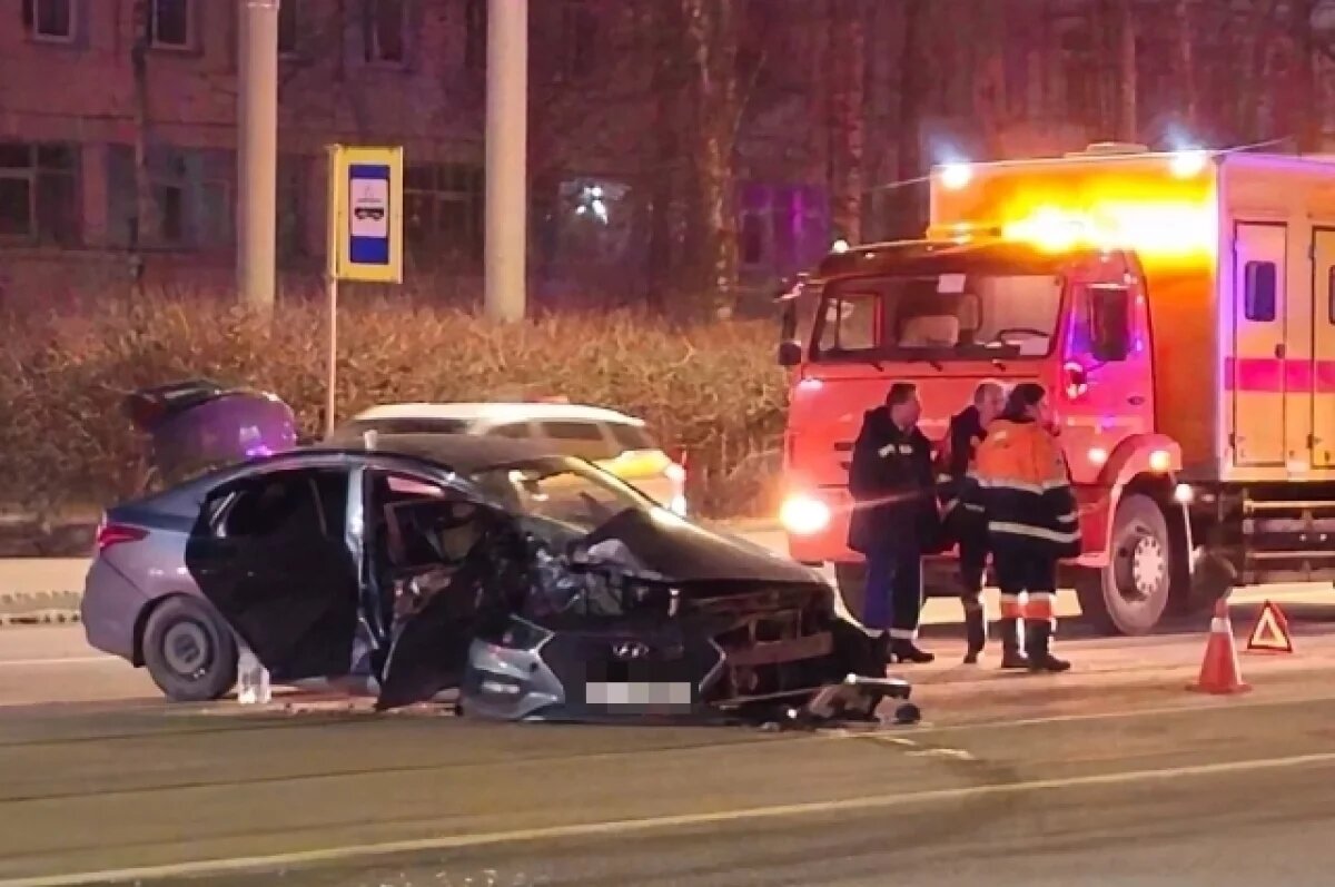    У «Чёрной речки» жёстко столкнулись два авто, пострадавших увезли на скорой