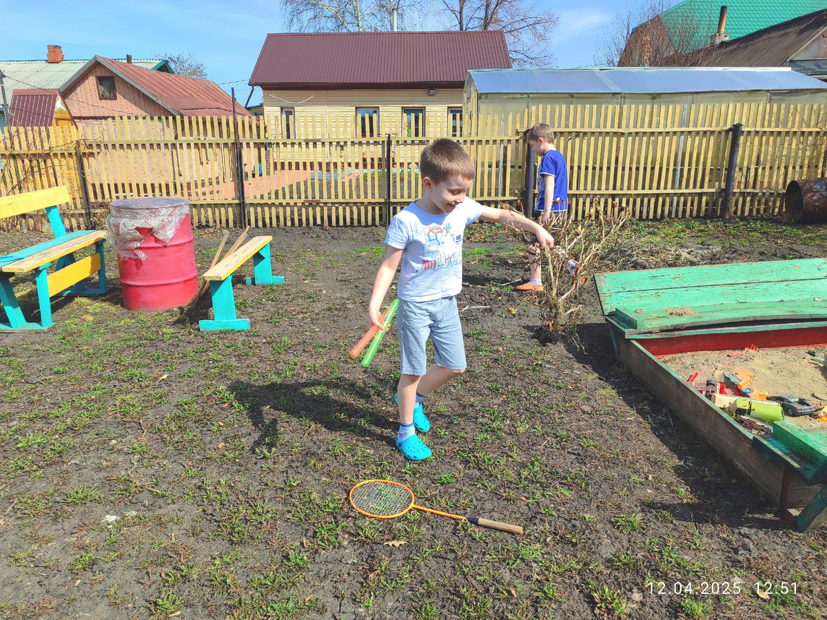 Паша с Вадюхой огород пошли шевелить