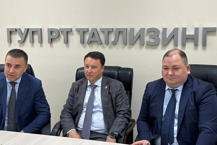    На вершине рейтинга находится ГУП РТ «Татлизинг» во главе с новым директором Айратом Галимбековым (справа на фото), который последние четыре года занимал должность замгендиректора предприятия.   
Фото: minstroy.tatarstan.ru