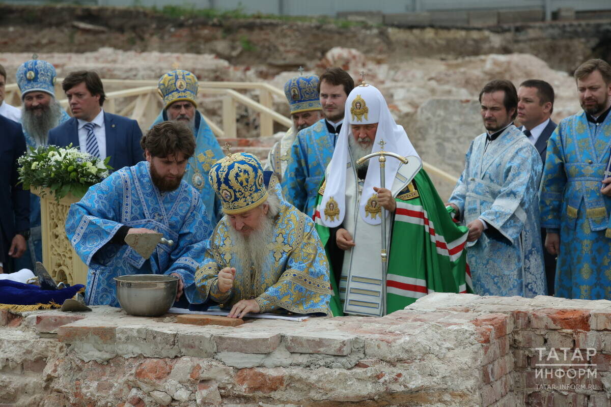 Митрополит Феофан и патриарх Кирилл на закладке памятного камня восстанавливаемого собора Казанской иконы Божией Матери в 2016 г.Фото: © Султан Исхаков / «Татар-информ»