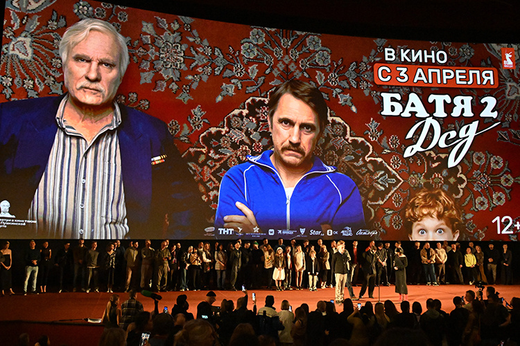    Накануне одним «миллиардером» в отечественном кинопрокате стало больше. Заветную цифру кассовых сборов перешагнула семейная комедия «Батя 2. Дед».   
Фото: © Komsomolskaya Pravda / Global Look Press / www.globallookpress.com