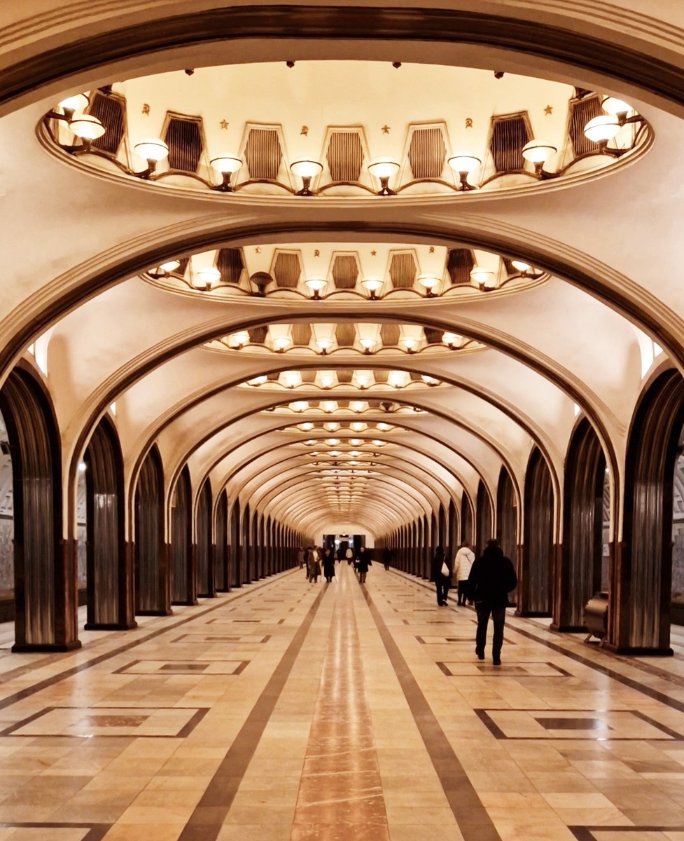 Станция метро Маяковская построена в 1938 году, архитектор Алексей Душкин