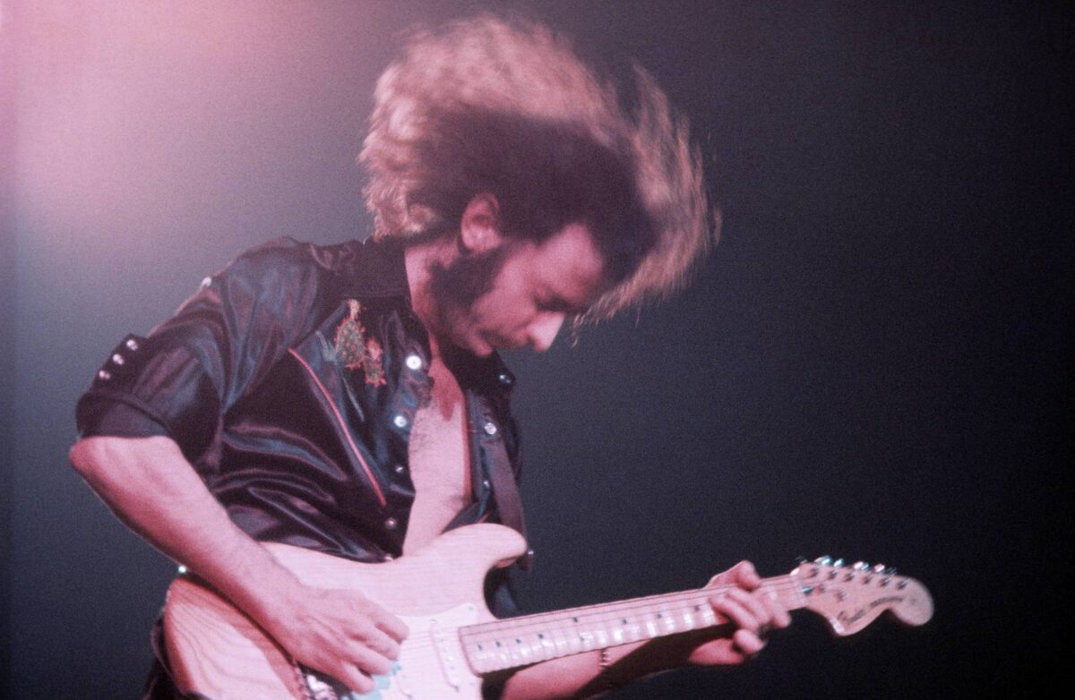    Британский музыкант, один из основателей рок-группы Deep Purple Ричард Хью Блэкмор родился 14 апреля 1945 года. Первую акустическую гитару ему подарил отец, настояв, чтобы сын занимался музыкой серьёзно / Gettyimages.ru