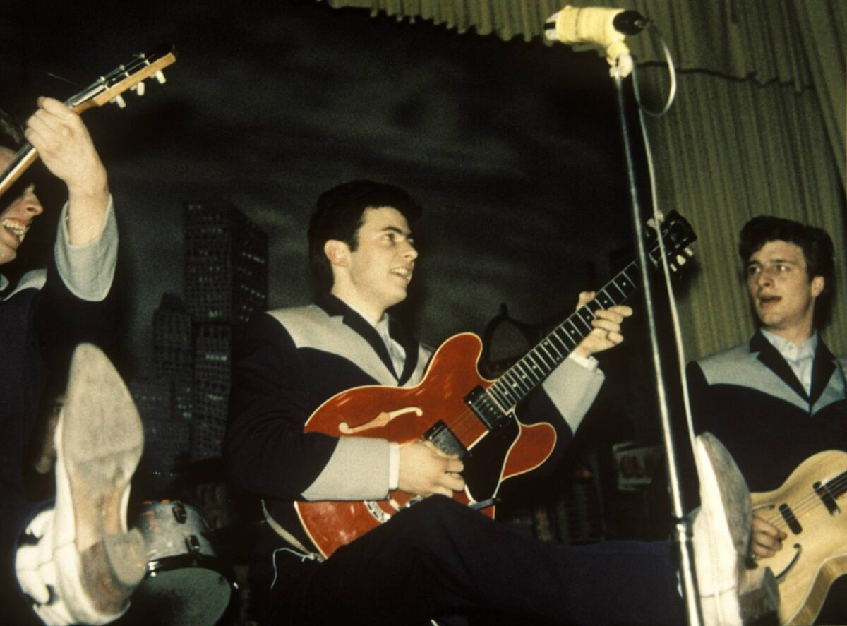    Позже Блэкмор сам переделал гитару в электронную и даже собрал для неё усилитель из радиоприёмника. Помимо музыки, в юности Блэкмор увлекался спортом: метанием копья, плаванием и футболом. В 15 лет он бросил школу, считая, что там недостаточно поддерживают творческих людей / Gettyimages.ru