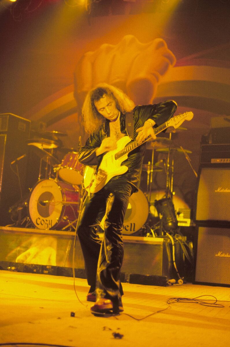    Первой группой Блэкмора стала 21's Coffee Bar Junior Skiffle Group, собранная из одноклассников. В 1960-х музыкант играл в нескольких коллективах. Большой опыт выступлений он получил в составе рок-группы The Savages / Gettyimages.ru