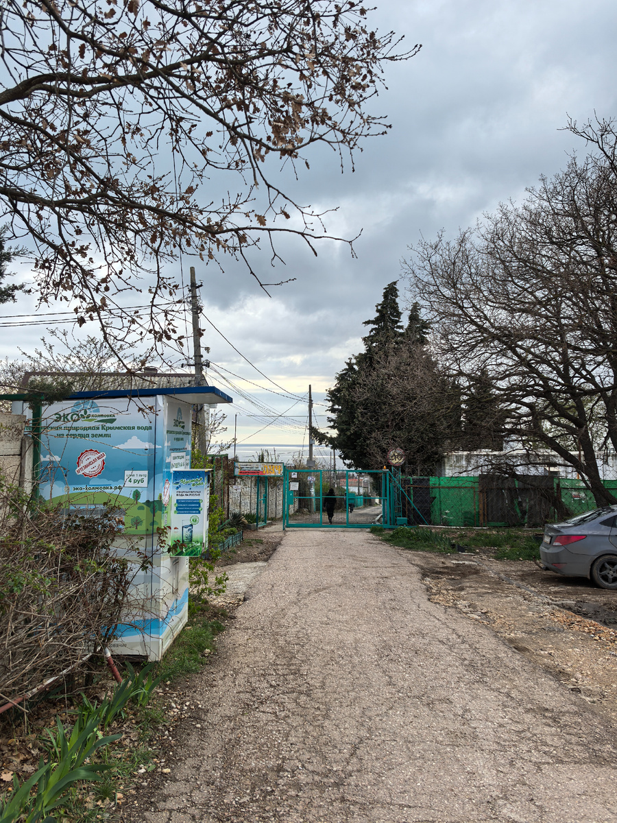 Ворота закрыты, но калитка всегда открыта, пройти можно.