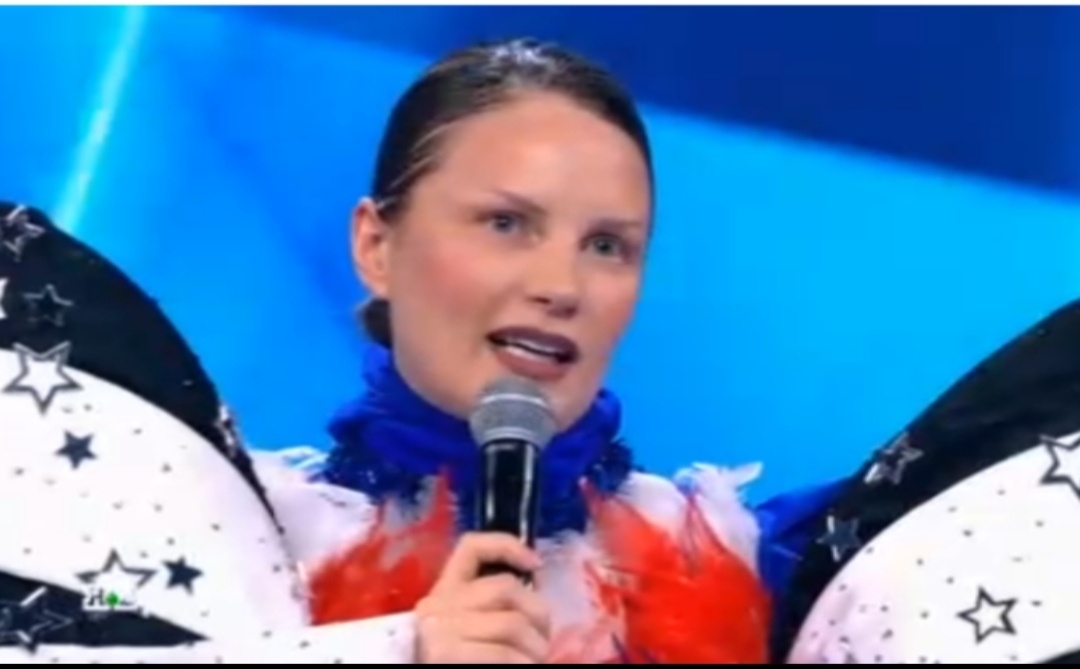 Ева очень опечалилась ,когда сняла маску.