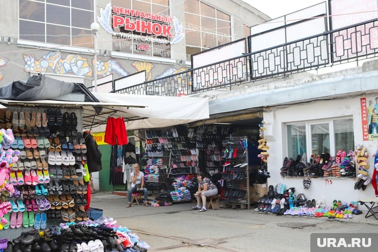 Спортсмены собрались в клуб, чтобы охранять торговые точки на рынке. Фото: Екатерина Сычкова © URA.RU