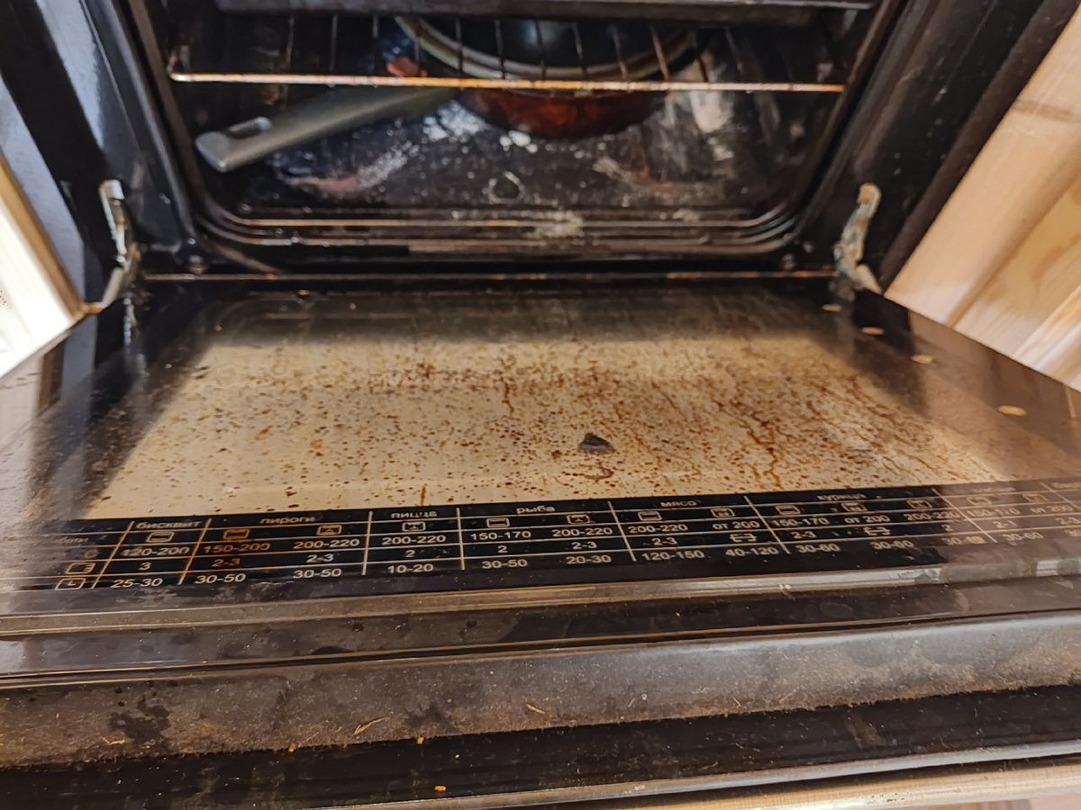 Было: неотмытая с осени духовка, в которой запекалось что-то и брызгалось на дверцу