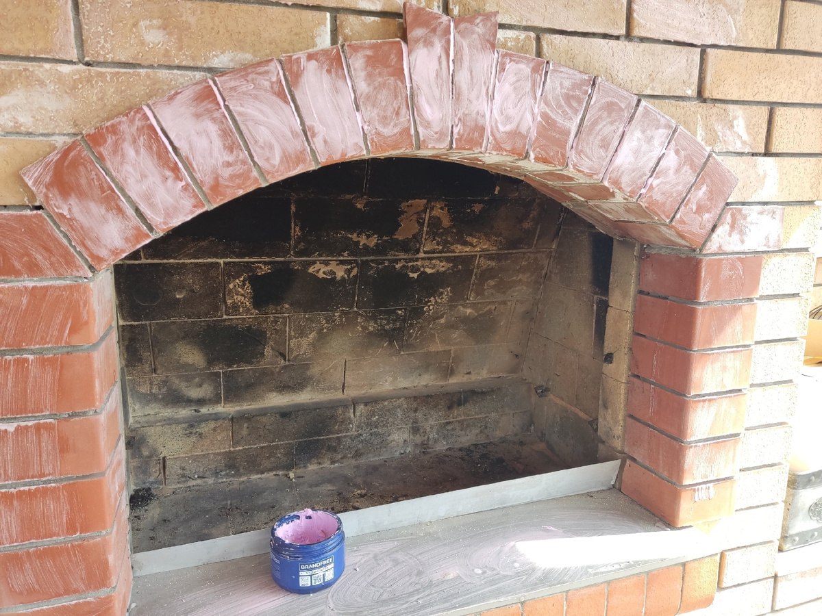 В процессе: наношу чудо-пасту на кирпичи...