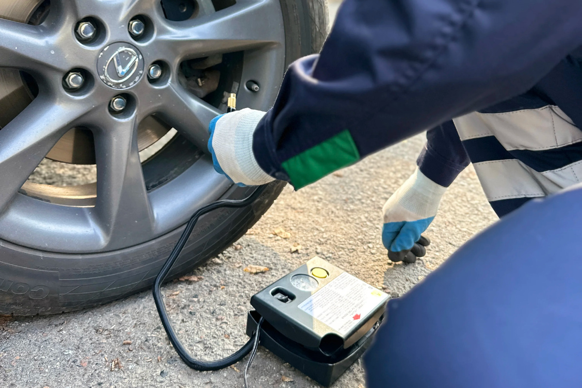 Каждый автовладелец рано или поздно сталкивается с необходимостью подкачать колесо. Даже если шина не проколота, давление в ней может снизиться из-за естественных причин: перепадов температуры, микроповреждений или износа ниппеля. 