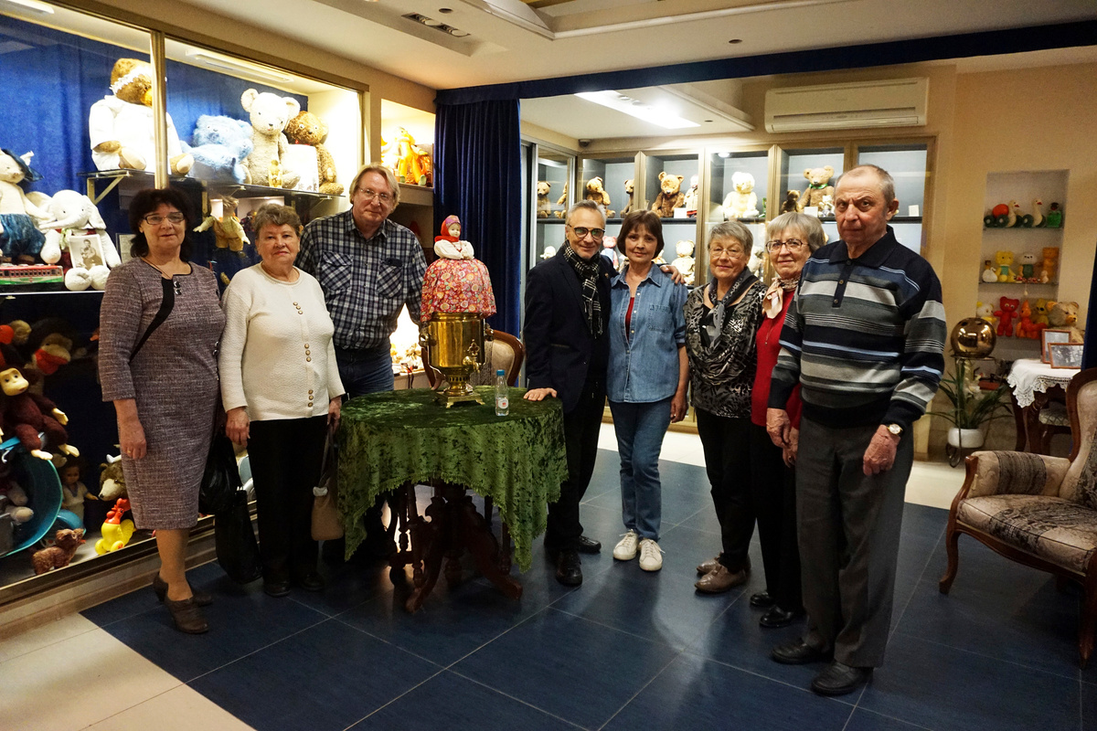 В музейной гостиной «Я же Мишка» вместе с режиссёром-постановщиком спектакля «Жил-был человек...» Натальей Каресли