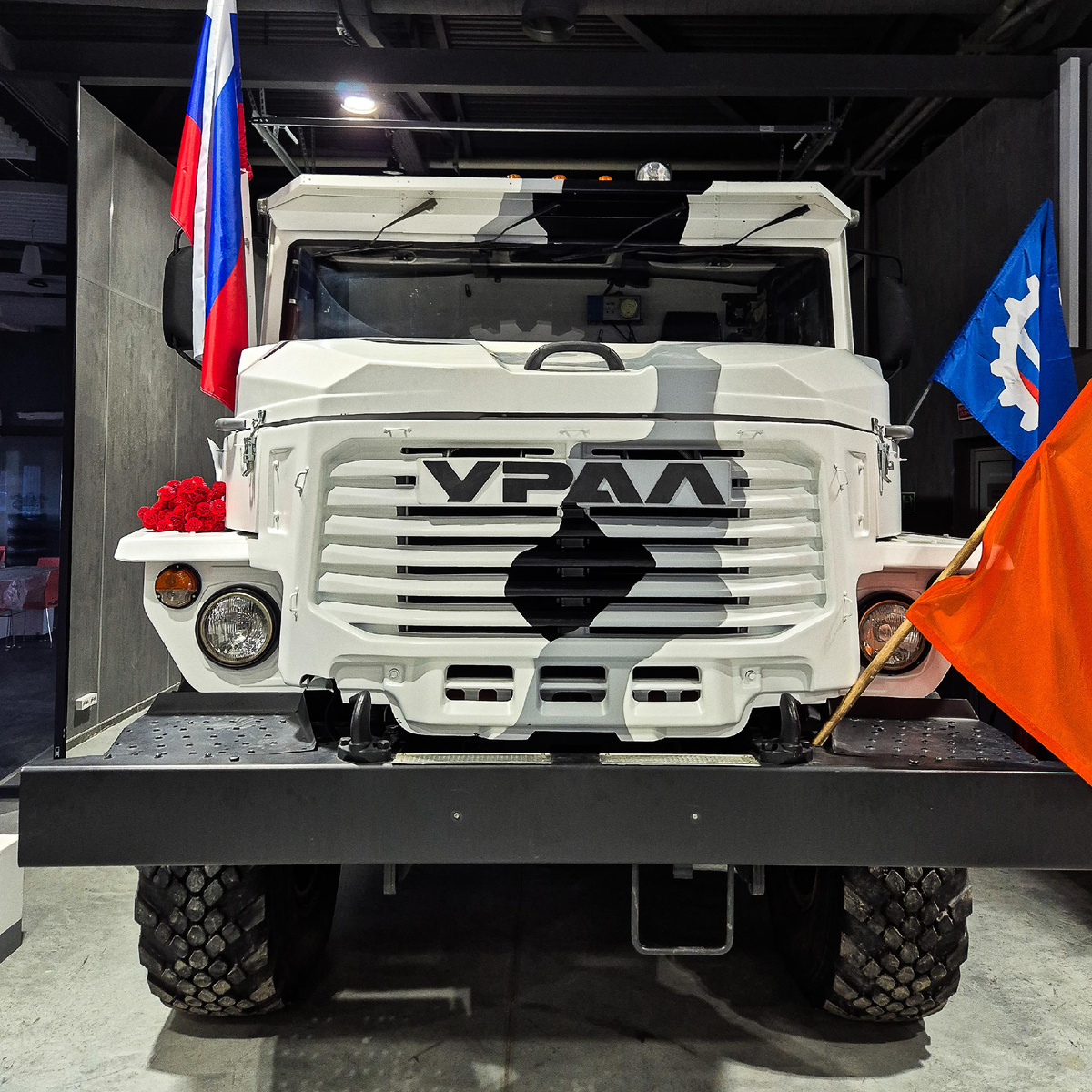 Урал 43206-7010. Металлические части основания кабины, двери, днище и пороги штампуются из оцинкованной стали, подвергаемой катафорезной обработке и порошковой окраске. Крылья, капот, облицовка моторного отсека, подножек и решётки радиатора выполнены из ударопрочных полимерных материалов.