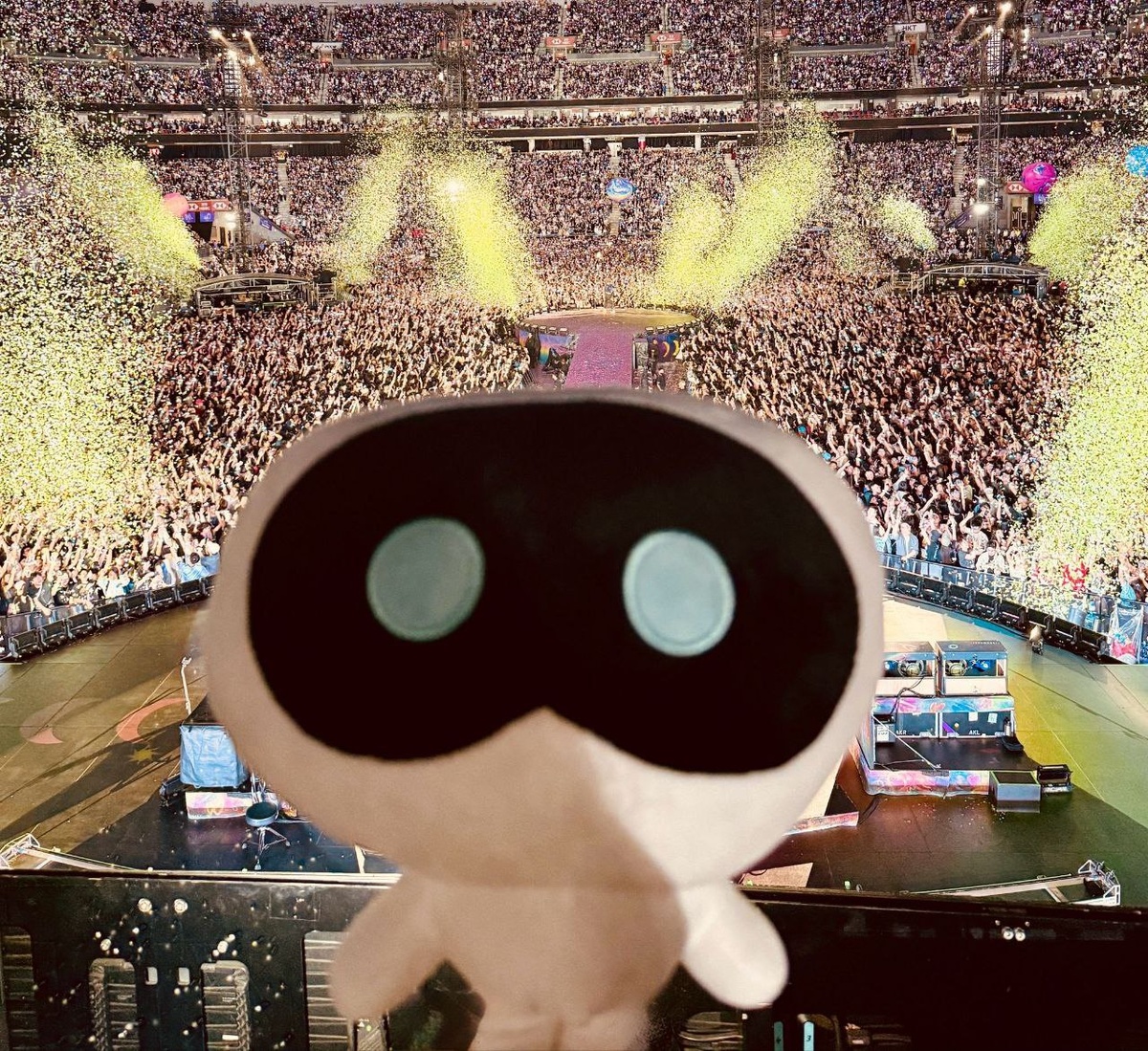 Coldplay в твиттере: Спасибо Гонконг, - вы были великолепны 🩷 Следующая остановка - Сеул 🚀