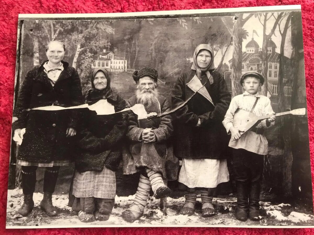 Историческое наследие рода Луниных - Федор Васильевич Лунин (27.01.1864 г.р.) и его жена - Лунина (Соплякова) Анна Ивановна (1862 г.р.). Справа (в лаптях) дочь - Евдокия Федоровна (в замужестве Чечина, 27.07.1894 г.р.), слева - его внучка Анна Владимировна Лунина (18.01.1914 г.р.), мальчик с балалайкой - Лунин Пётр Семёнович (1922 г.р., погиб на войне 26.01.1945)