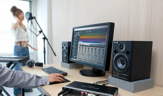 Есть разные форматы музыки и они отличаются между собой не только расширениями звуковых файлов: MP3, AAC, FLAC и пр. Для того, чтобы помочь вам разобраться, какой формат музыки самый качественный по звучанию, мы собрали в одной статье краткую информацию о самых популярных из них со сжатием и без сжатия. После прочтения вы сможете выбрать, какие форматы аудио оптимально использовать для хранения музыкальной библиотеки, и узнаете, что не так с популярным MP3 и выбор в пользу какого расширения позволит уместить на стандартный CD больше песен.