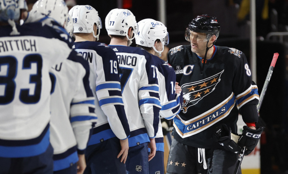    Александр Овечкин объясняет игрокам "Виннипега", что забивать будет всем и много. Фото: Reuters