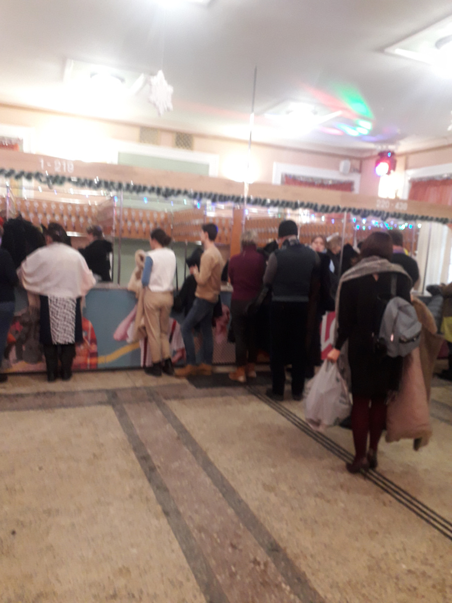 Начинается театр, конечно, с вешалки