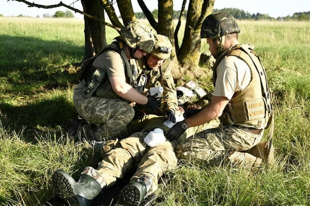 Фото из открытых источников. Помощь раненому.