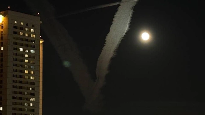 Некоторых москвичей встревожило необычное зрелище в небе: они приняли это за возможное распыление неизвестных химикатов. Изображение: Telegram-канал «Baza»