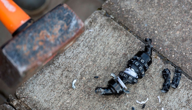 Замки в пластиковом корпусе также ломаются молотком как грецкие орехи.