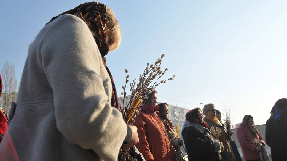 Во многих странах этот праздник называется Пальмовое воскресенье, в честь пальмовых ветвей, которыми встречали Иисуса в Иерусалиме.📷Фото: Андрей Архипов / Коммерсантъ